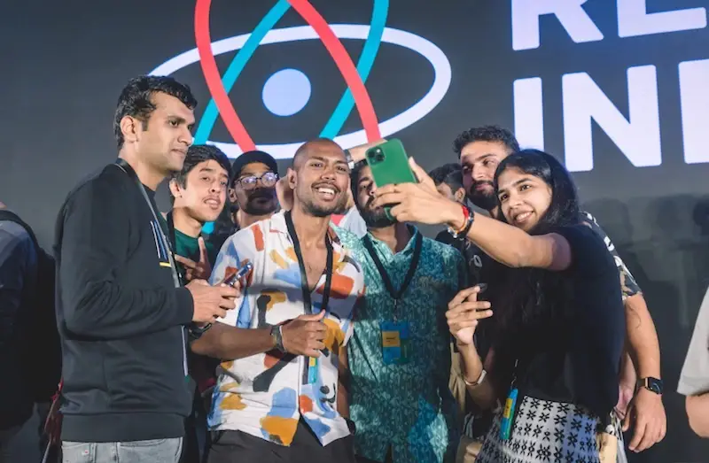 Un groupe qui prend un selfie à React India